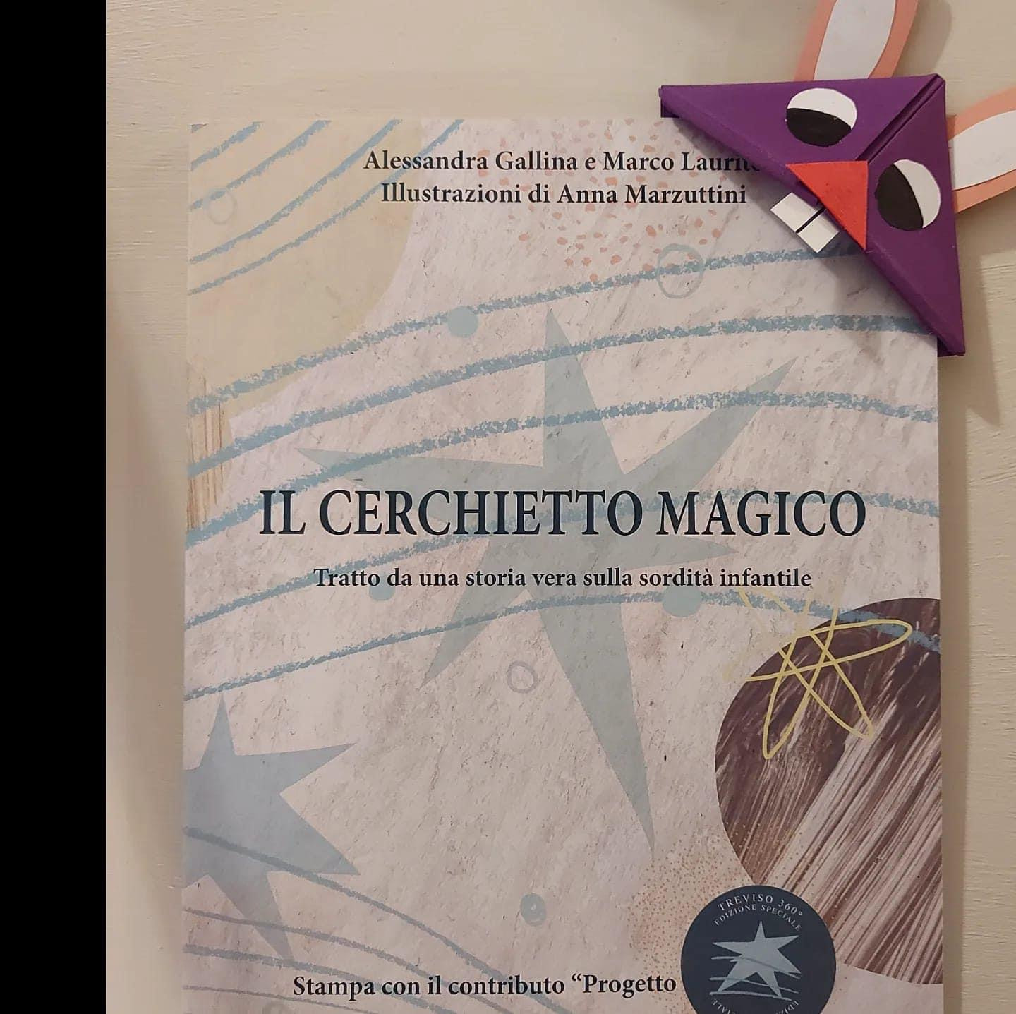 Il libro "Il Cerchietto Magico" sul leggio in Oasi Pediatrica del Ca' Foncello di Treviso.
