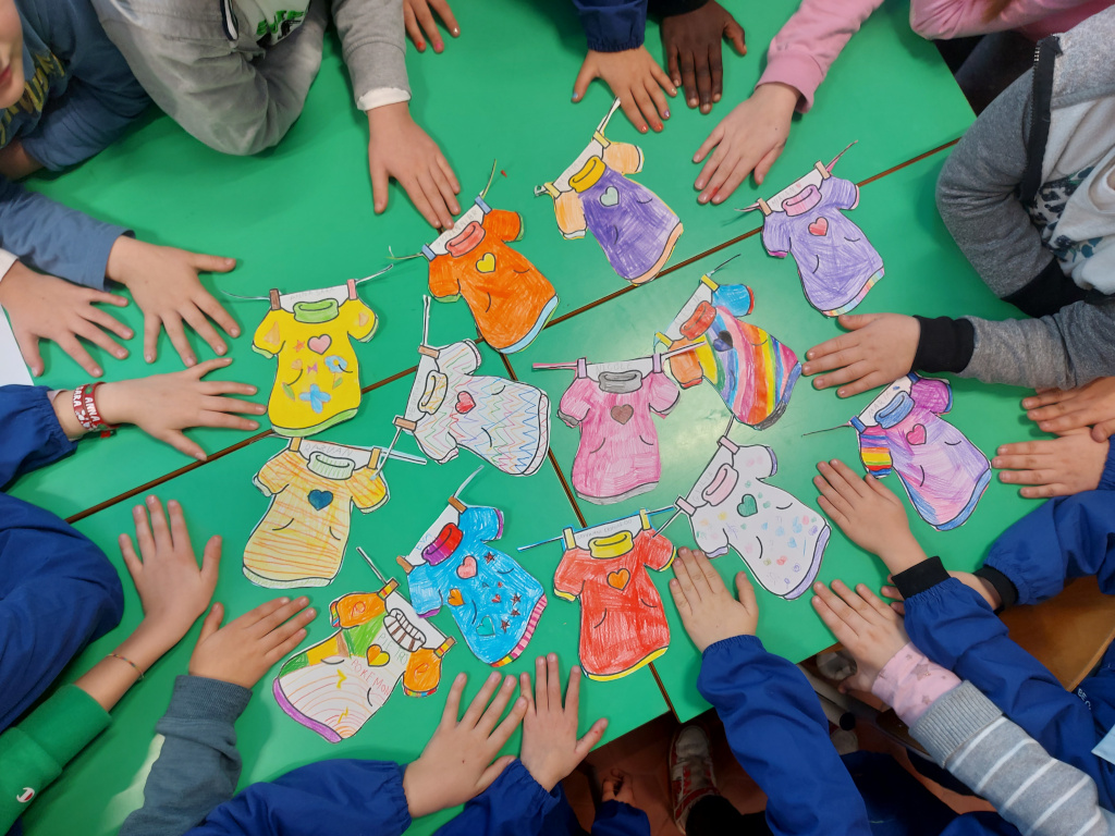 Foto a colori di mani di alunni della 1D della scuola primaria G.Marconi di Zero Branco (TV)