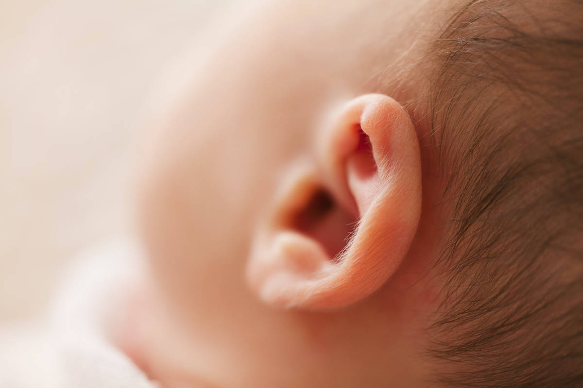 Foto a colori orecchio di neonato